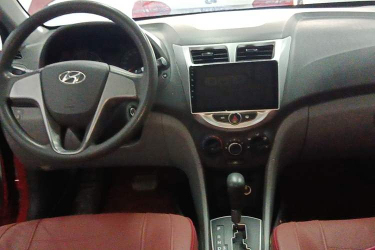 Used Hyundai Verna (older generation) 2014 1.4L Automatic Smart GLS Center Console