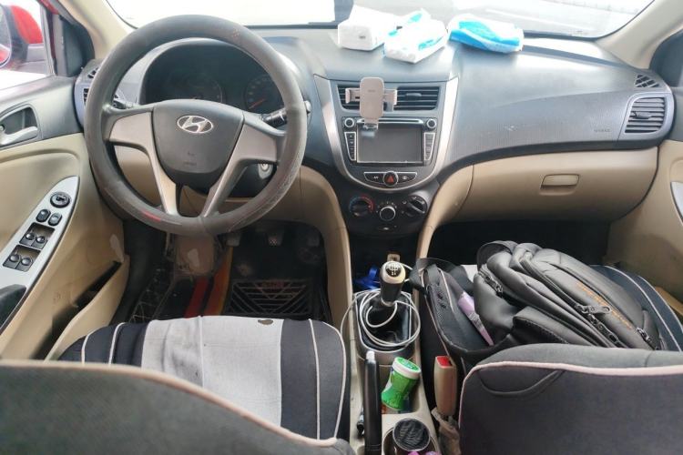 Used Hyundai Verna (older generation) 2014 1.4L Manual Fashion GS Model Center Console