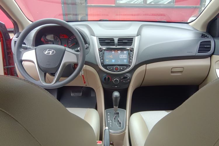 Used Hyundai Verna (older generation) 2014 1.4L Automatic Smart GLS Center Console