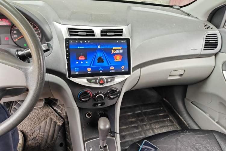Used Hyundai Verna (older generation) 2014 1.4L Automatic Smart GLS Center Console