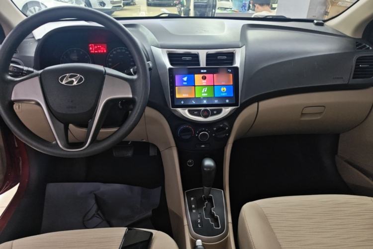 Used Hyundai Verna (older generation) 2014 1.4L Automatic Smart GLS Center Console