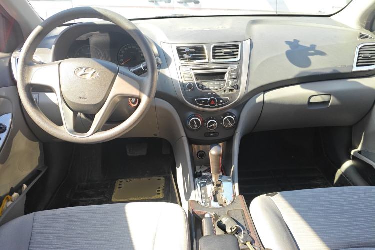 Used Hyundai Verna (older generation) 2014 1.4L Automatic Smart GLS Center Console