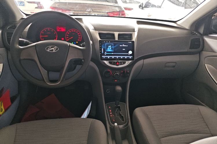 Used Hyundai Verna (older generation) 2014 1.4L Automatic Smart GLS Center Console