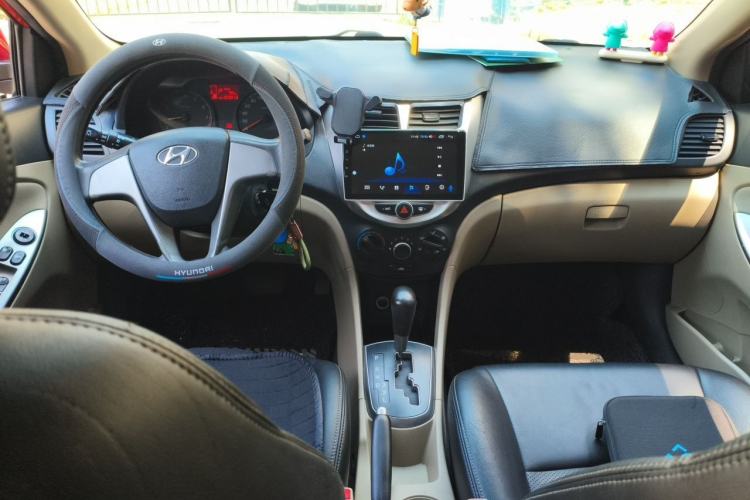 Used Hyundai Verna (older generation) 2014 1.4L Automatic Smart GLS Center Console