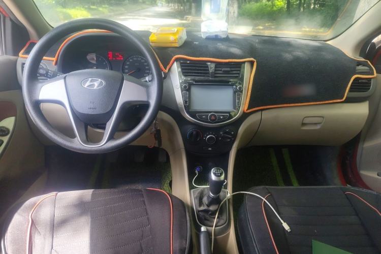 Used Hyundai Verna (older generation) 2014 1.4L Manual Smart GLS Trim Center Console