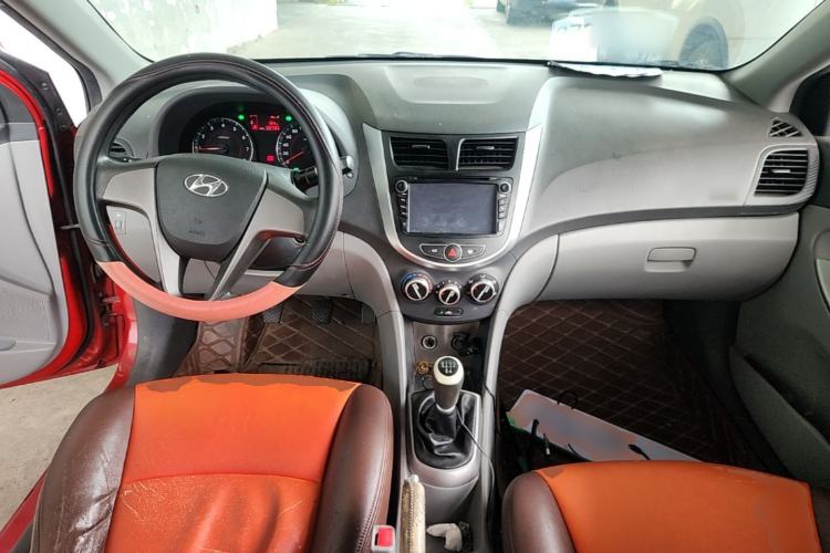 Used Hyundai Verna (older generation) 2014 1.4L Manual Smart GLS Trim Center Console