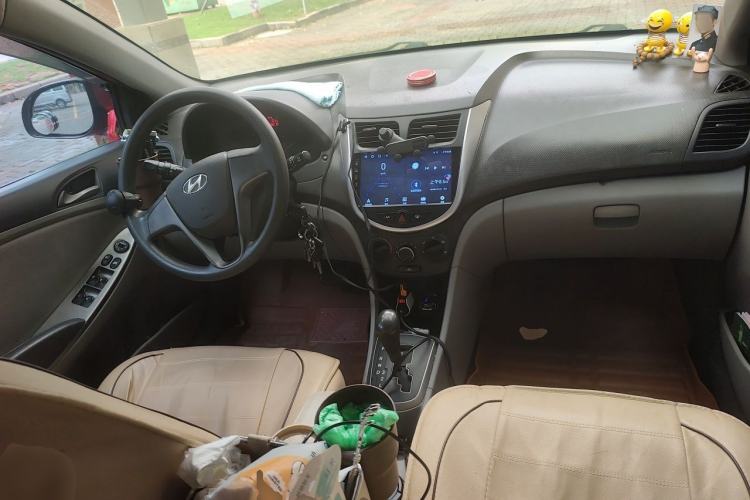 Used Hyundai Verna (older generation) 2014 1.4L Automatic Smart GLS Center Console
