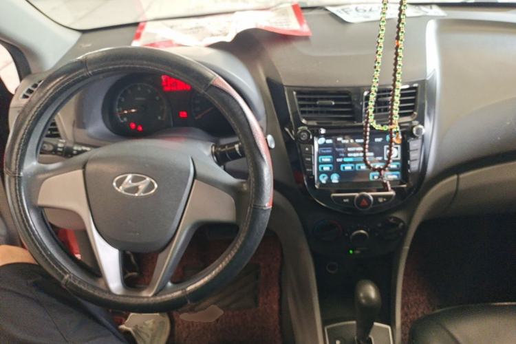 Used Hyundai Verna (older generation) 2014 1.4L Automatic Smart GLS Center Console