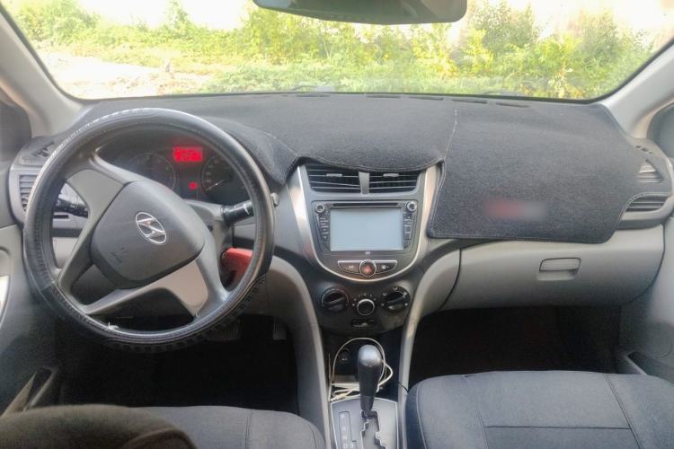 Used Hyundai Verna (older generation) 2014 1.4L Automatic Smart GLS Center Console