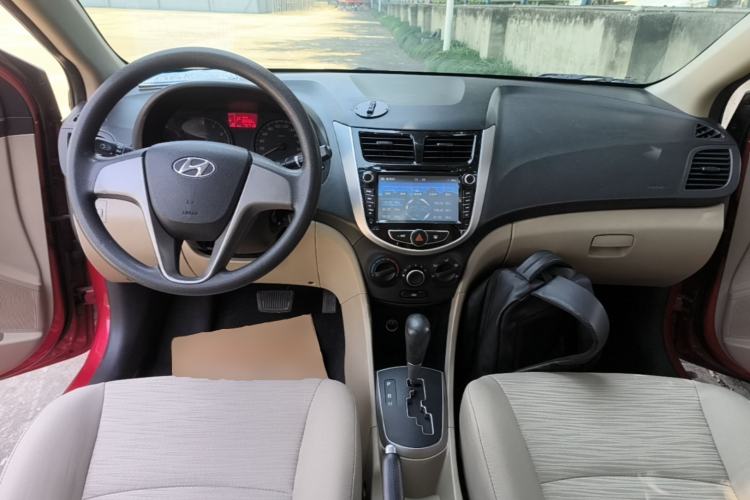 Used Hyundai Verna (older generation) 2014 1.4L Automatic Smart GLS Center Console