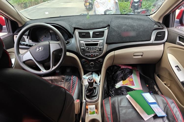 Used Hyundai Verna (older generation) 2014 1.4L Manual Smart GLS Trim Center Console