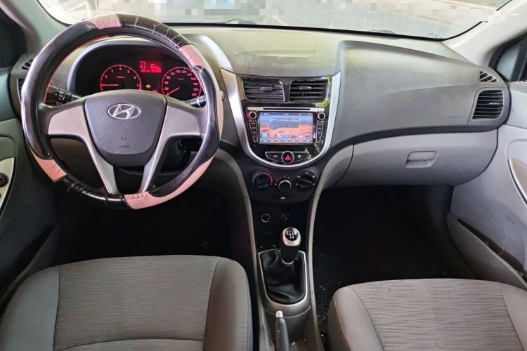 Used Hyundai Verna (older generation) 2014 1.4L Manual Smart GLS Trim Center Console