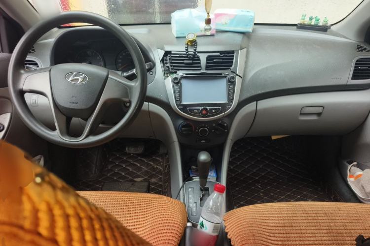 Used Hyundai Verna (older generation) 2014 1.4L Automatic Smart GLS Center Console