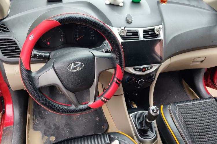 Used Hyundai Verna (older generation) 2014 1.4L Manual Smart GLS Trim Center Console