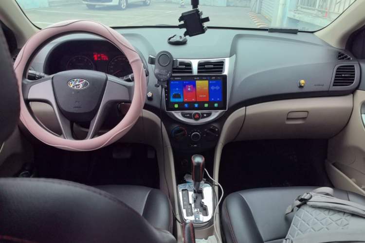 Used Hyundai Verna (older generation) 2014 1.4L Automatic Smart GLS Center Console