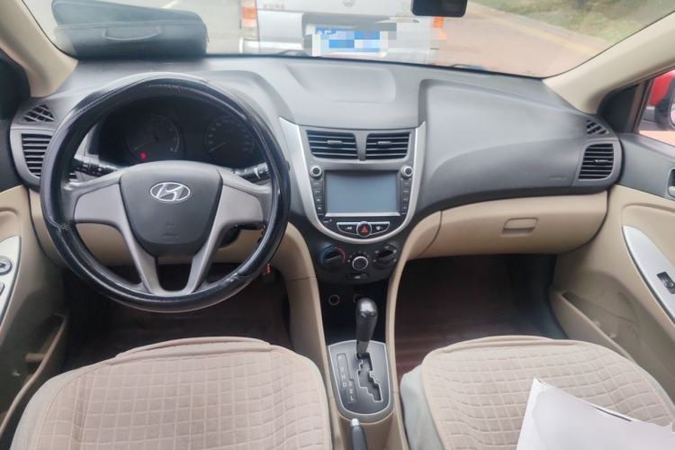 Used Hyundai Verna (older generation) 2014 1.4L Automatic Smart GLS Center Console