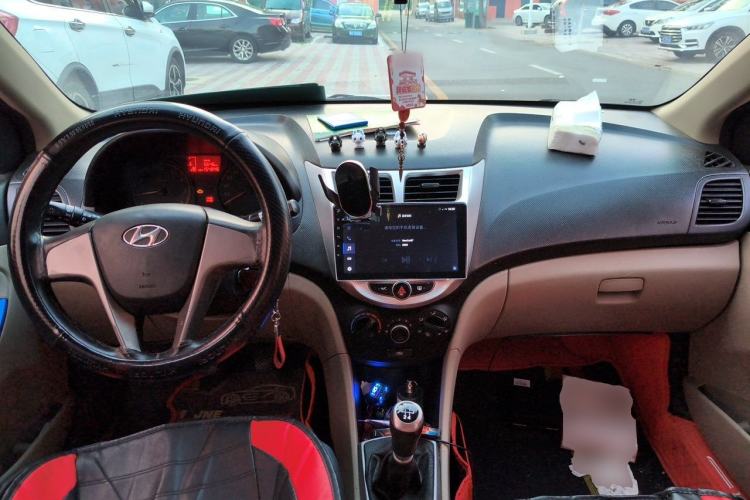 Used Hyundai Verna (older generation) 2014 1.4L Manual Smart GLS Trim Center Console