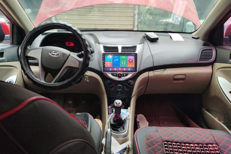Used Hyundai Verna (older generation) 2014 1.4L Manual Smart GLS Trim Center Console