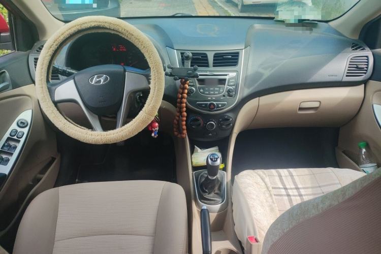 Used Hyundai Verna (older generation) 2014 1.4L Manual Smart GLS Trim Center Console