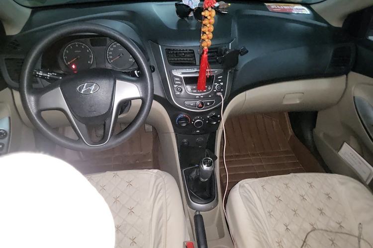 Used Hyundai Verna (older generation) 2014 1.4L Manual Smart GLS Trim Center Console