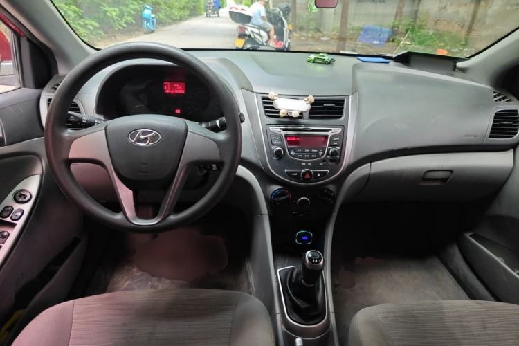 Used Hyundai Verna (older generation) 2014 1.4L Manual Smart GLS Trim Center Console