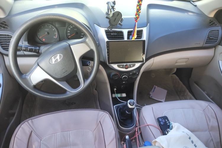 Used Hyundai Verna (older generation) 2014 1.4L Manual Smart GLS Trim Center Console