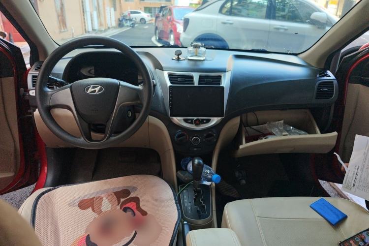 Used Hyundai Verna (older generation) 2014 1.4L Automatic Smart GLS Center Console