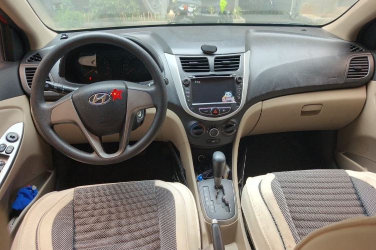 Used Hyundai Verna (older generation) 2014 1.4L Automatic Smart GLS Center Console
