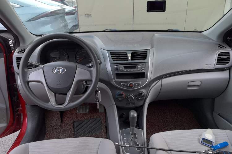 Used Hyundai Verna (older generation) 2014 1.4L Automatic Fashion GS Model Center Console
