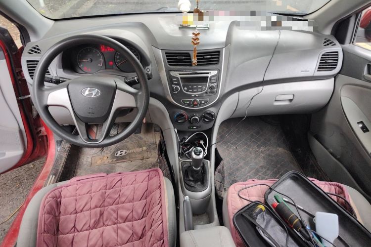 Used Hyundai Verna (older generation) 2014 1.4L Manual Smart GLS Trim Center Console