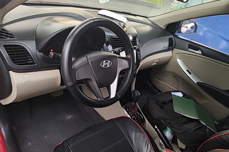 Used Hyundai Verna (older generation) 2014 1.4L Automatic Smart GLS Center Console