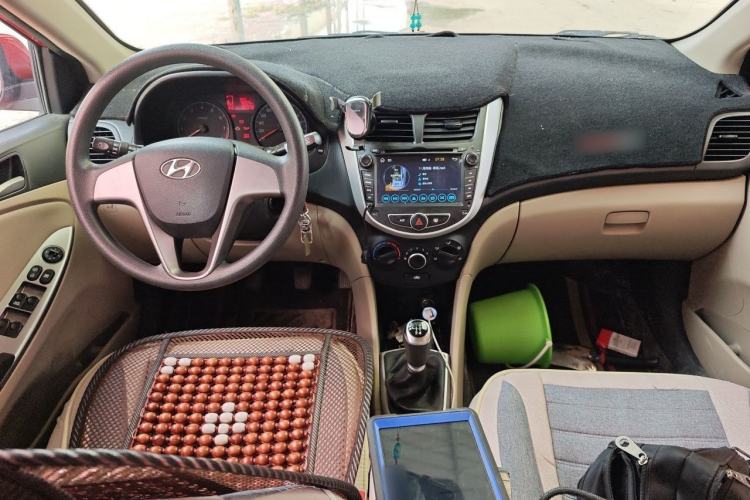 Used Hyundai Verna (older generation) 2014 1.4L Manual Smart GLS Trim Center Console