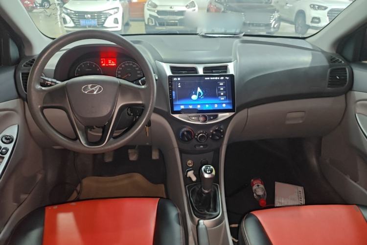 Used Hyundai Verna (older generation) 2014 1.4L Manual Smart GLS Trim Center Console