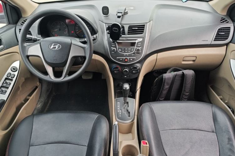 Used Hyundai Verna (older generation) 2014 1.4L Automatic Smart GLS Center Console