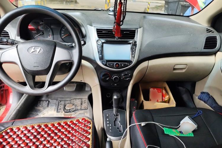 Used Hyundai Verna (older generation) 2014 1.4L Automatic Smart GLS Center Console