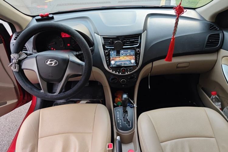 Used Hyundai Verna (older generation) 2014 1.4L Automatic Smart GLS Center Console