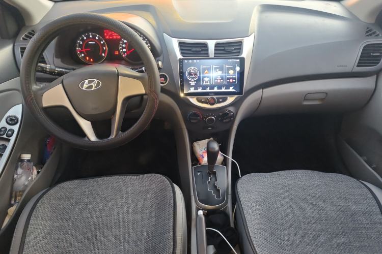 Used Hyundai Verna (older generation) 2014 1.4L Automatic Leading-Edge GLX Center Console