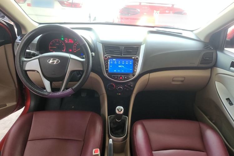 Used Hyundai Verna (older generation) 2014 1.4L Manual Smart GLS Trim Center Console