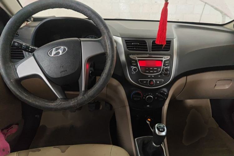 Used Hyundai Verna (older generation) 2014 1.4L Manual Smart GLS Trim Center Console