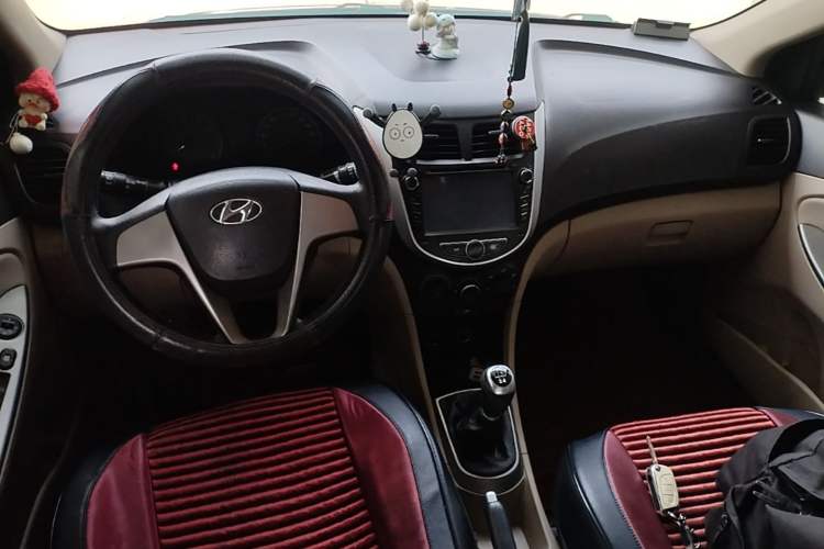 Used Hyundai Verna (older generation) 2014 1.4L Manual Smart GLS Trim Center Console