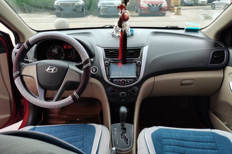 Used Hyundai Verna (older generation) 2014 1.4L Automatic Leading-Edge GLX Center Console