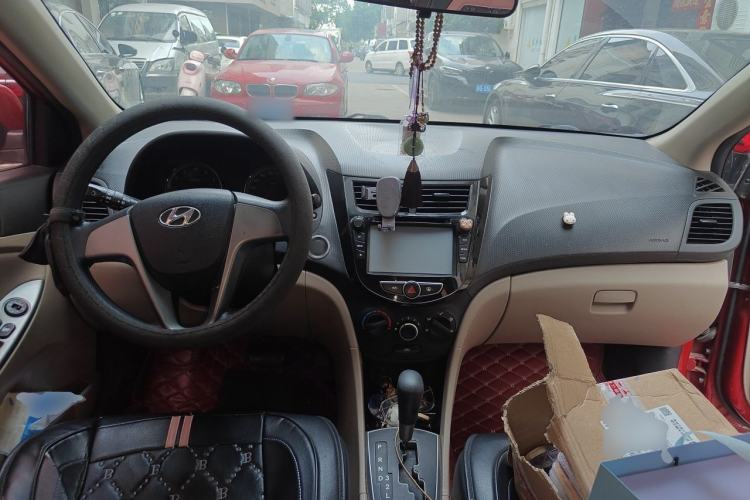 Used Hyundai Verna (older generation) 2014 1.4L Automatic Leading-Edge GLX Center Console