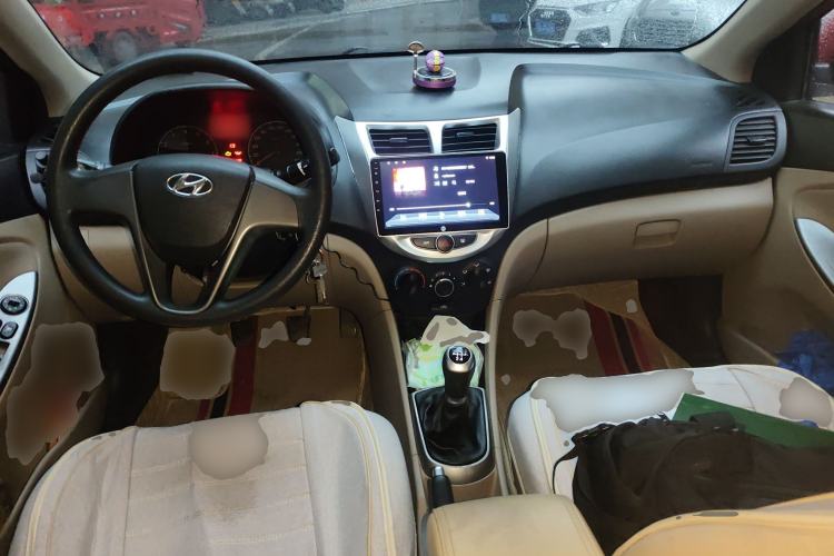 Used Hyundai Verna (older generation) 2014 1.4L Manual Smart GLS Trim Center Console