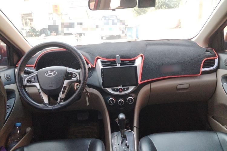 Used Hyundai Verna (older generation) 2014 1.4L Automatic Smart GLS Center Console