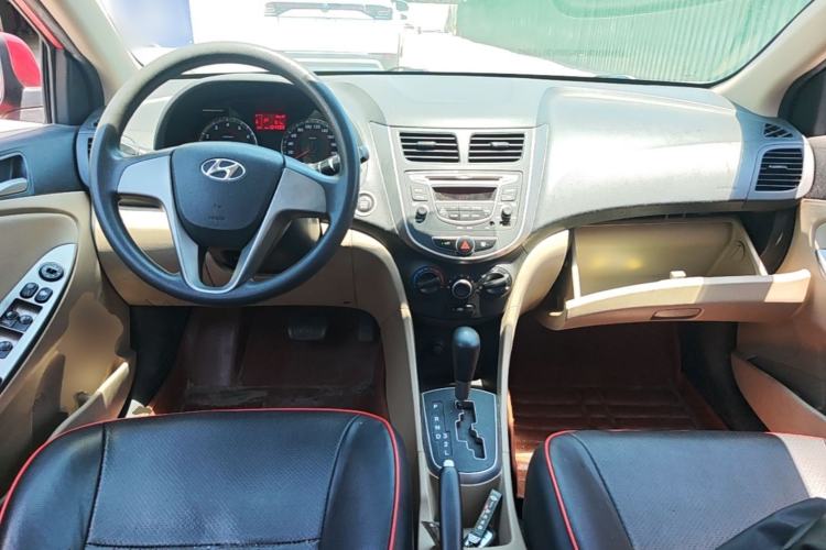 Used Hyundai Verna (older generation) 2014 1.4L Automatic Leading-Edge GLX Center Console