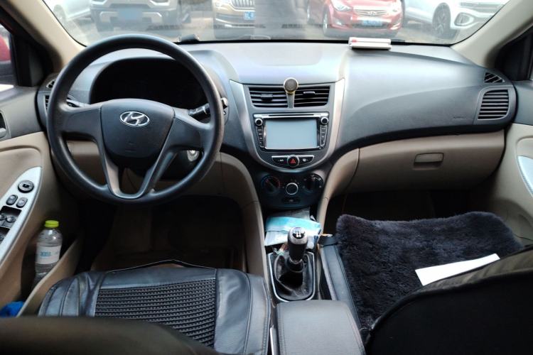 Used Hyundai Verna (older generation) 2014 1.4L Manual Smart GLS Trim Center Console