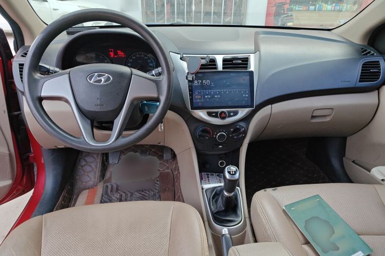 Used Hyundai Verna (older generation) 2014 1.4L Manual Smart GLS Trim Center Console