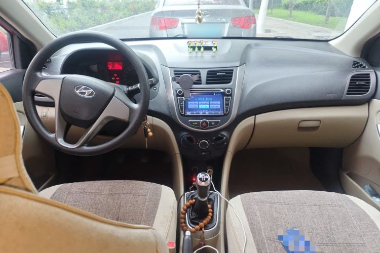 Used Hyundai Verna (older generation) 2014 1.4L Manual Smart GLS Trim Center Console