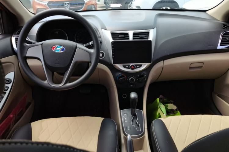 Used Hyundai Verna (older generation) 2014 1.4L Automatic Leading-Edge GLX Center Console