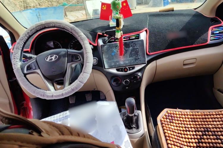 Used Hyundai Verna (older generation) 2014 1.4L Manual Top-Tier Model TOP Center Console